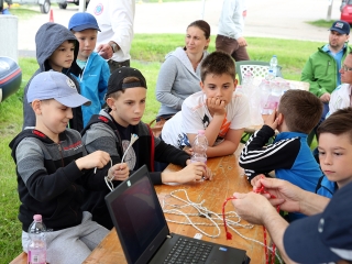 Motorcsónakosok az öbölben - fotó: 