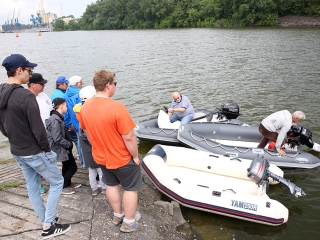 Motorcsónakosok az öbölben - fotó: 