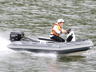 Motorcsónakosok az öbölben - fotó: 