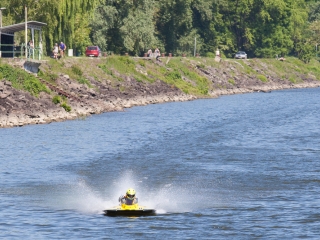 Motorcsónakosok az öbölben - fotó: 