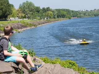 Motorcsónakosok az öbölben - fotó: 