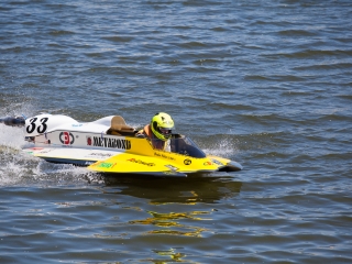 Motorcsónakosok az öbölben - fotó: 