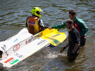 Motorcsónakosok az öbölben - fotó: 