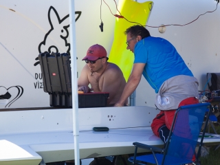 Motorcsónakosok az öbölben - fotó: 