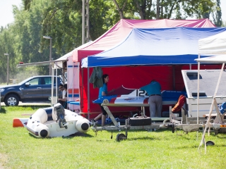 Motorcsónakosok az öbölben - fotó: 