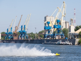 Motorcsónakosok az öbölben - fotó: 