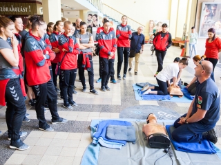 Újraélesztési rekord - A bartókosok és a kézis lányok is beszálltak - fotó: Ónodi Zoltán