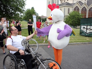 Olimpiai lángfutás a városban - fotó: Sándor Judit