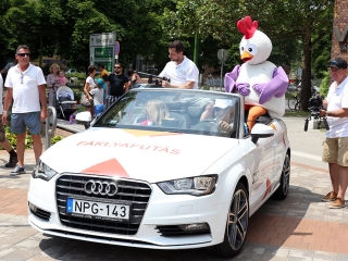 Olimpiai lángfutás a városban - fotó: Sándor Judit