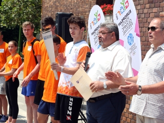 Olimpiai lángfutás a városban - fotó: Sándor Judit