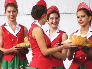 Augusztális 2014 - zenével, tánccal, köszöntőkkel, esővel - fotó: 