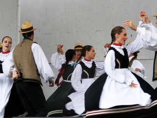 Augusztális 2014 - zenével, tánccal, köszöntőkkel, esővel - fotó: 