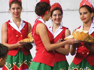 Augusztális 2014 - zenével, tánccal, köszöntőkkel, esővel - fotó: 