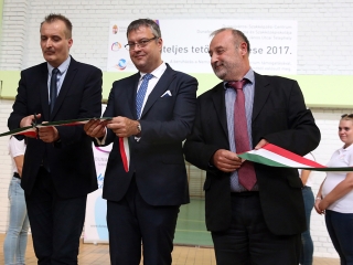 Átadták a Dunaferr iskola felújított tornatermét - fotó: Sándor Judit