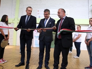 Átadták a Dunaferr iskola felújított tornatermét - fotó: Sándor Judit