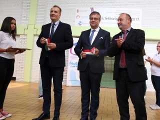 Átadták a Dunaferr iskola felújított tornatermét - fotó: Sándor Judit