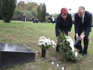 Koszorúzás a Nemzeti Gyásznapon - fotó: Sándor Judit