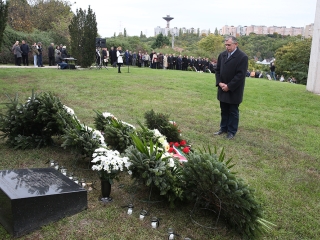 Koszorúzás a Nemzeti Gyásznapon - fotó: Sándor Judit