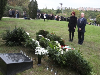 Koszorúzás a Nemzeti Gyásznapon - fotó: Sándor Judit