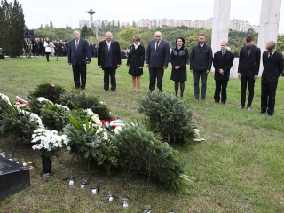 Koszorúzás a Nemzeti Gyásznapon - fotó: Sándor Judit