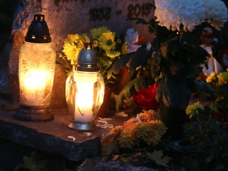 Ünnepi megemlékezés a temetőben - fotó: Sándor Judit