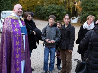 Ünnepi megemlékezés a temetőben - fotó: Sándor Judit