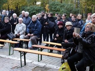 Ünnepi megemlékezés a temetőben - fotó: Sándor Judit