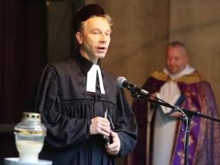 Ünnepi megemlékezés a temetőben - fotó: Sándor Judit