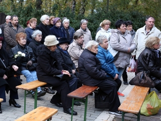 Ünnepi megemlékezés a temetőben - fotó: Sándor Judit