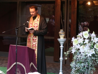 Ünnepi megemlékezés a temetőben - fotó: Sándor Judit