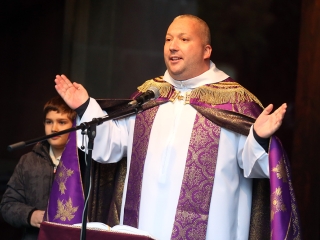 Ünnepi megemlékezés a temetőben - fotó: Sándor Judit