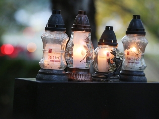 Ünnepi megemlékezés a temetőben - fotó: Sándor Judit