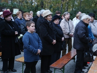 Ünnepi megemlékezés a temetőben - fotó: Sándor Judit