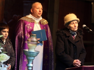 Ünnepi megemlékezés a temetőben - fotó: Sándor Judit