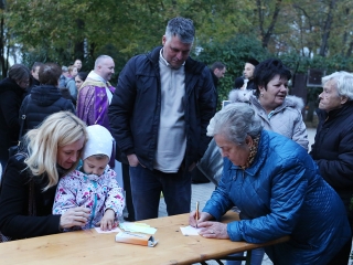 Ünnepi megemlékezés a temetőben - fotó: Sándor Judit