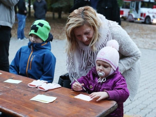 Ünnepi megemlékezés a temetőben - fotó: Sándor Judit