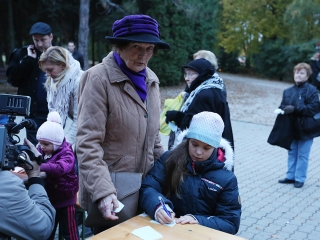 Ünnepi megemlékezés a temetőben - fotó: Sándor Judit