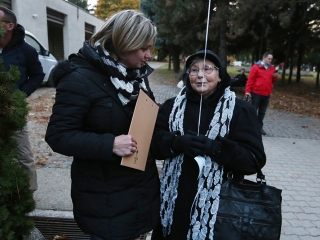 Ünnepi megemlékezés a temetőben - fotó: Sándor Judit