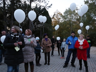 Ünnepi megemlékezés a temetőben - fotó: Sándor Judit