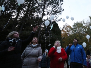 Ünnepi megemlékezés a temetőben - fotó: Sándor Judit
