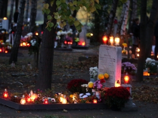 Ünnepi megemlékezés a temetőben - fotó: Sándor Judit