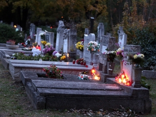 Ünnepi megemlékezés a temetőben - fotó: Sándor Judit