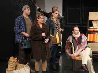 Kulcskeresők - fotó: Sándor Judit