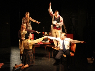 Kulcskeresők - fotó: Sándor Judit