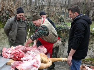 Disznótor a drogambulancián - fotó: Sándor Judit