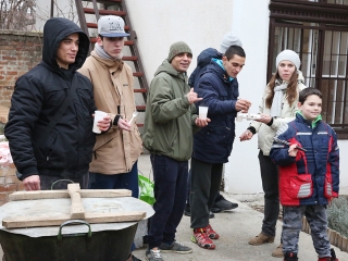 Disznótor a drogambulancián - fotó: Sándor Judit