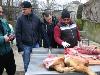 Disznótor a drogambulancián - fotó: Sándor Judit