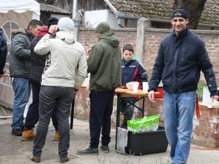Disznótor a drogambulancián - fotó: Sándor Judit