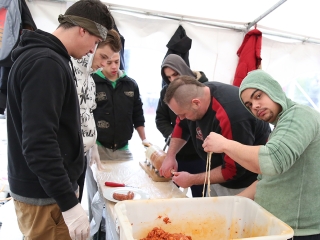 Disznótor a drogambulancián - fotó: Sándor Judit