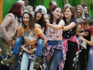 Felsősök farsangja a Móricz iskolában - fotó: Sándor Judit